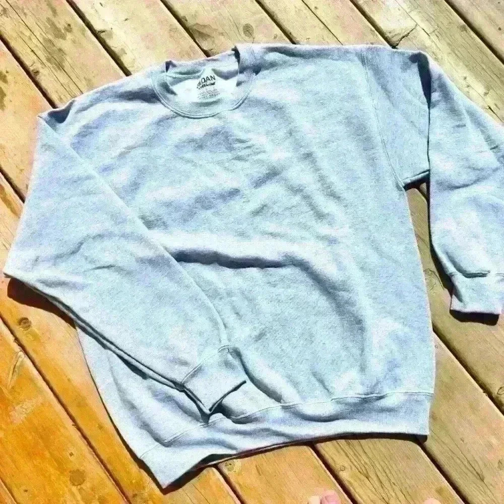 NWOT GILDEN CREW NECK LONG SLEEVE  SWEATER